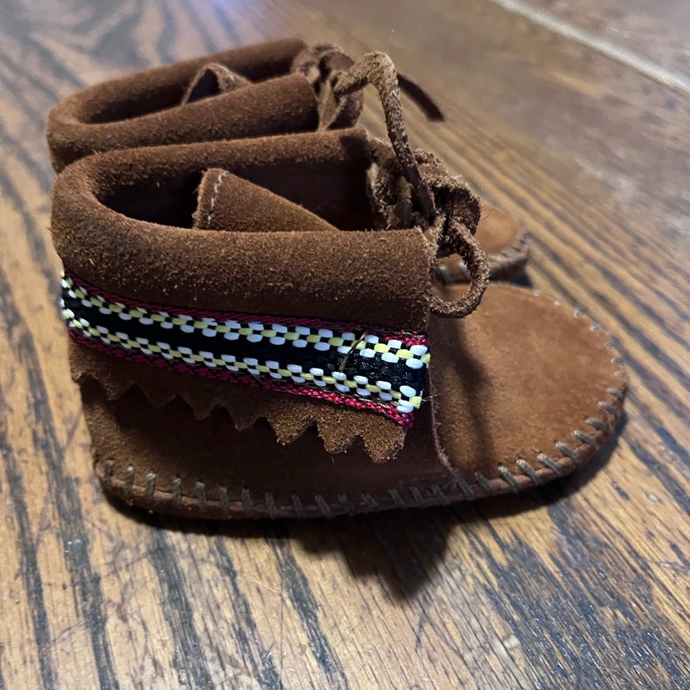 Minnetonka brown leather ankle moccasins